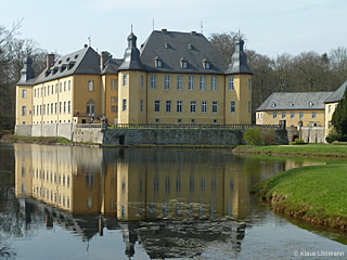 Schloss Dyck in Jüchen, Ansicht über den Schlossteich von der Barockbrücke aus